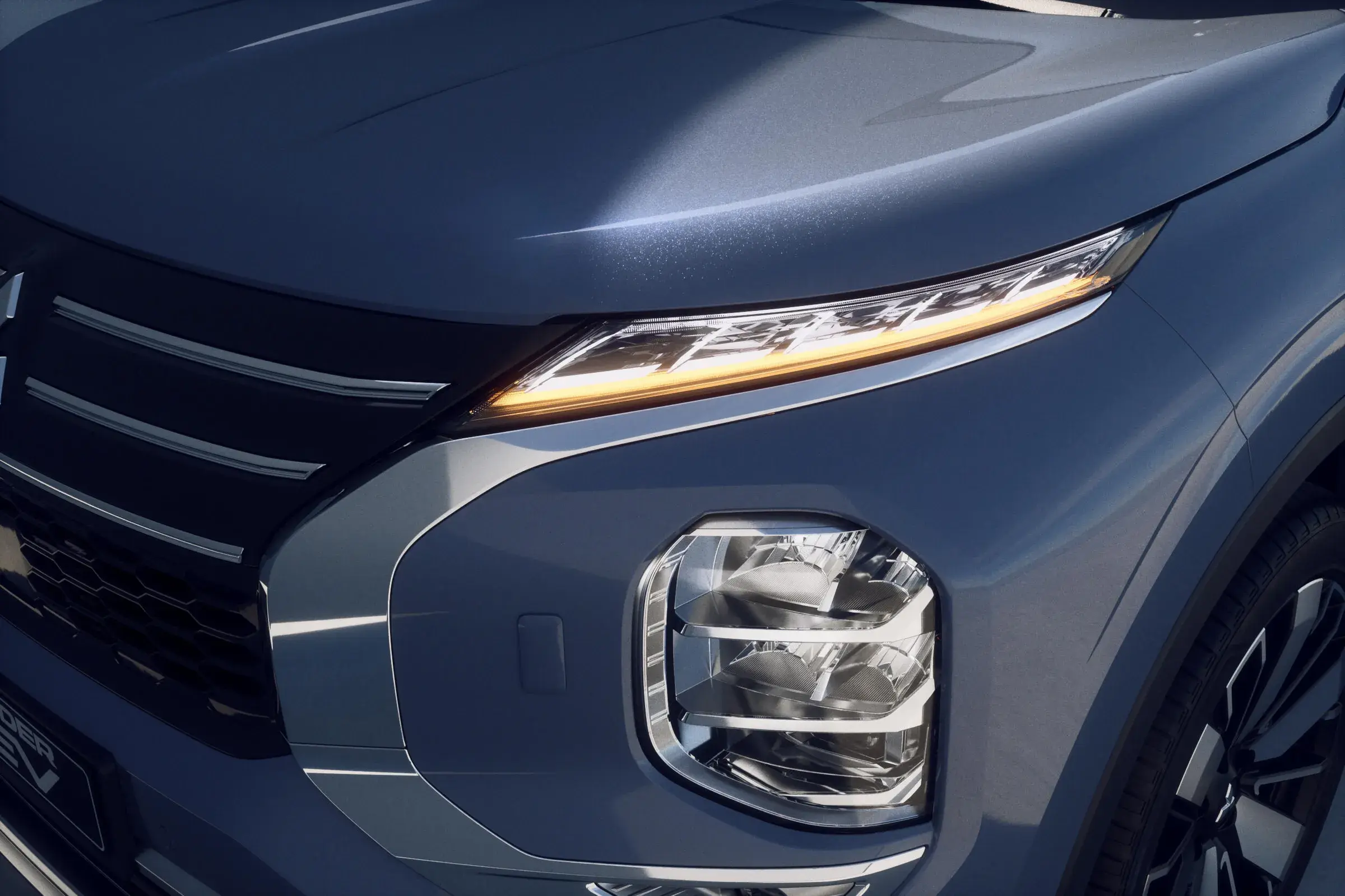 25MY_OutlanderPHEV_Instyle_Headlight_with_indicator_proxy_Mitsubishi_opt Ladowanie Eclipse Cross PHEV