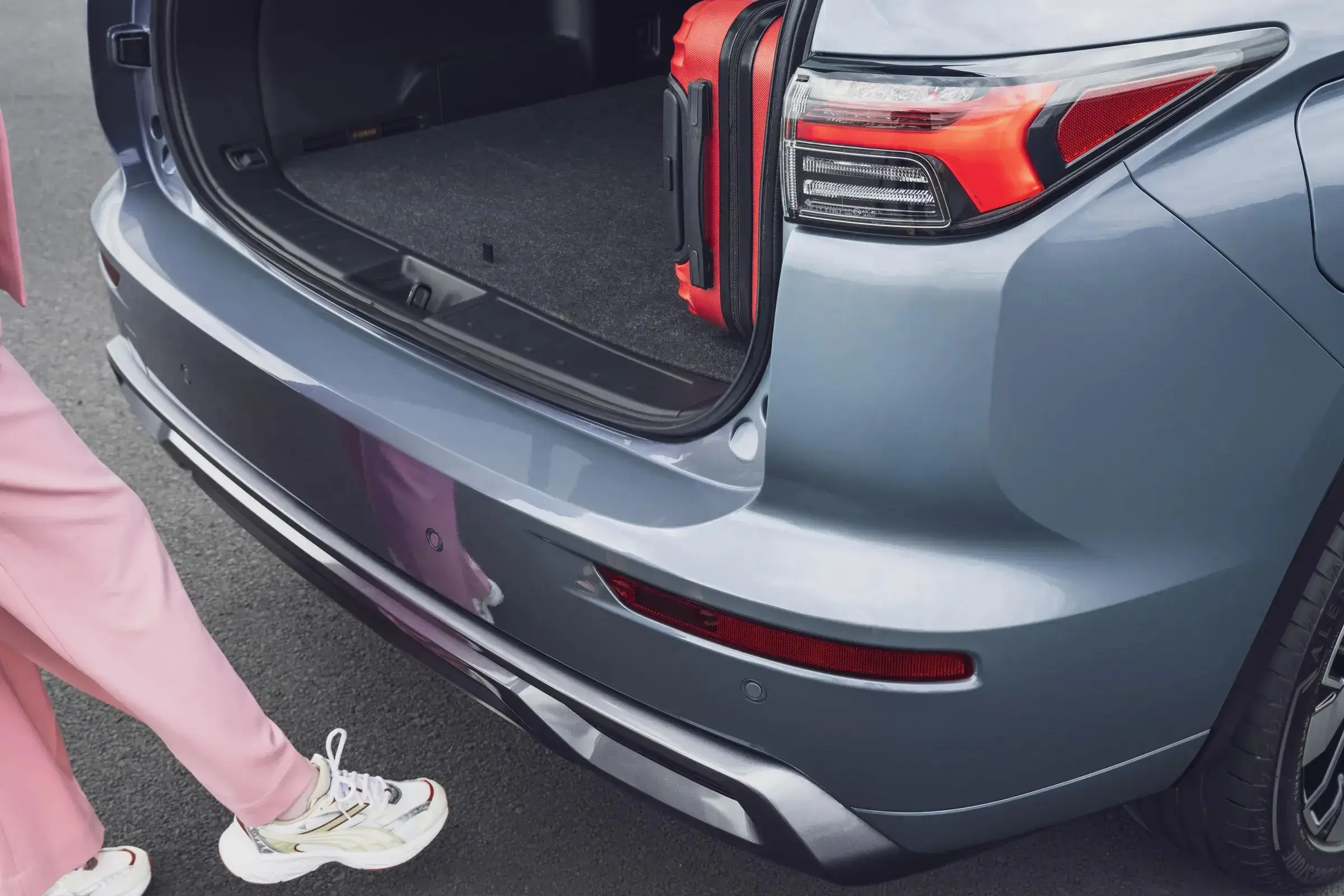 25MY_Outlander_PHEV_HtFeature-Foot operation trunk open_proxy_Mitsubishi_opt2 Mitsubishi Eclipse Crossa PHEV podczas jazdy
