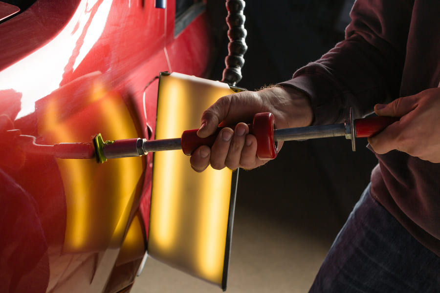repairing-car-dent-after-accident-by-paintless-dent-repair serwis blacharski